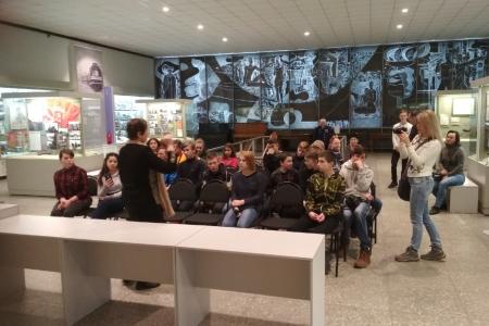 Псковский обком КПРФ организовал экскурсию для комсомольцев