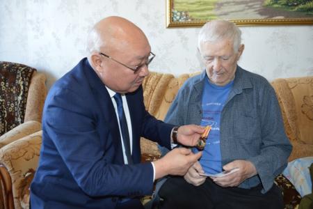 Делегация Калмыцкого рескома КПРФ побывала в гостях у ветерана Великой Отечественной войны