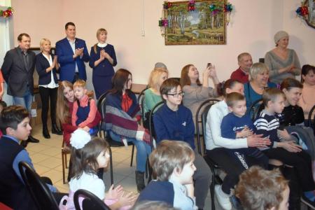Тульские коммунисты поздравили детей из реабилитационного центра с Новым годом