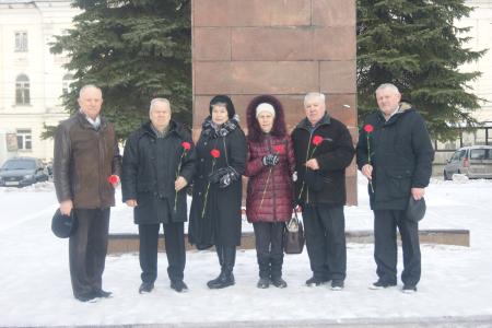 Кировские коммунисты возложили цветы к памятникам В.И. Ленину