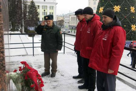 В день памяти В.И. Ленина коммунисты Чувашии возложили цветы к памятникам основателю Советского государства