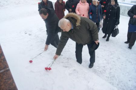 Кировские коммунисты возложили цветы к памятникам В.И. Ленину
