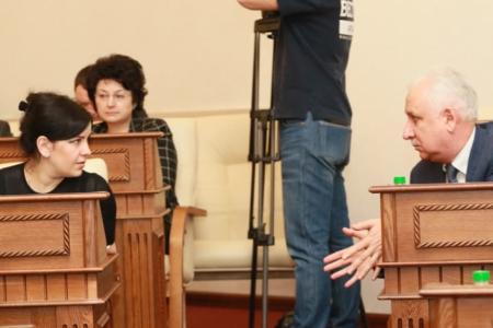Алтайское Заксобрание приняло инициированный руководителем фракции КПРФ закон о запрете торговли снюсами