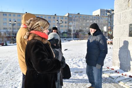 Магаданские коммунисты провели возложение цветов к памятнику В.И. Ленину