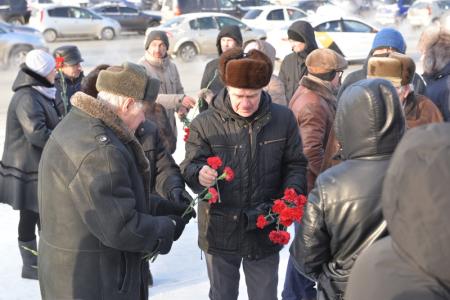 «Мы помним, пока жива Россия»: Новосибирские коммунисты возложили цветы к памятнику Ленину 