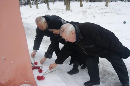 Кировские коммунисты возложили цветы к памятникам В.И. Ленину