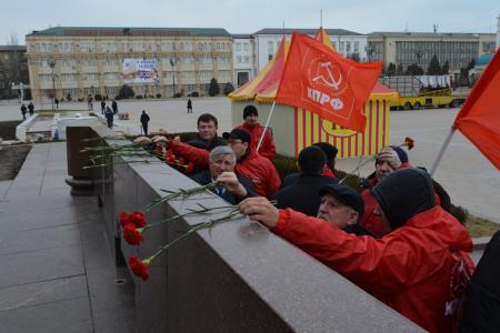 Дагестан. Состоялось возложение цветов к памятнику Ленину