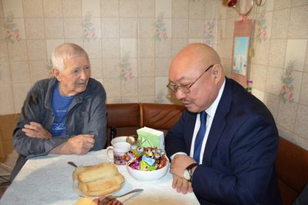 Делегация Калмыцкого рескома КПРФ побывала в гостях у ветерана Великой Отечественной войны