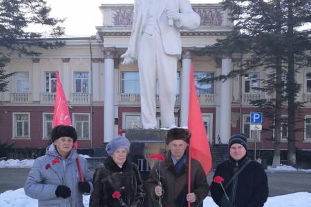 В Приморье коммунисты возложили цветы к памятникам основателю Советского государства
