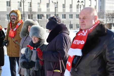Магаданские коммунисты провели возложение цветов к памятнику В.И. Ленину