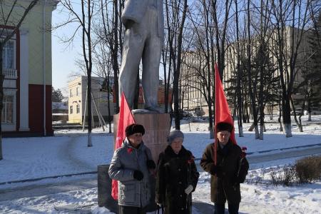 В Приморье коммунисты возложили цветы к памятникам основателю Советского государства