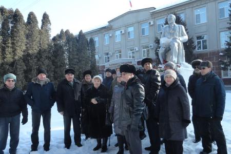 В Приморье коммунисты возложили цветы к памятникам основателю Советского государства