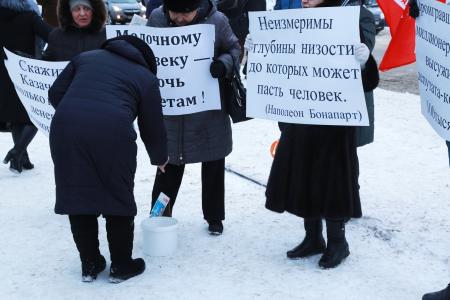 В Омске скинулись на бедность олигарху