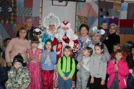 Депутат-коммунист Тюменской областной думы Т.Н. Казанцева организовала новогодние елки для детей