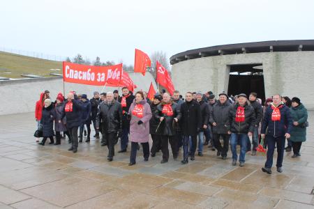 Сталинградские коммунисты возложили цветы на Главной Высоте России в честь 77-й годовщины Победы в Сталинградской битве