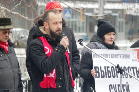 В Саратове прошли праздничная демонстрация и митинг КПРФ