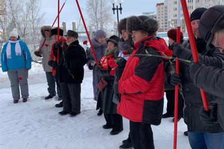 Ямало-Ненецкий автономный округ. В Салехарде прошел пикет в честь Дня Советской Армии и ВМФ