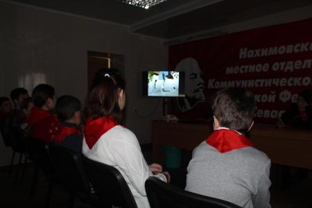 Севастополь. Комсомольцы рассказали пионерам про героев-антифашистов