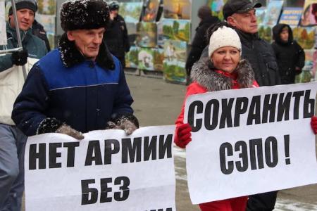 В Саратове прошли праздничная демонстрация и митинг КПРФ