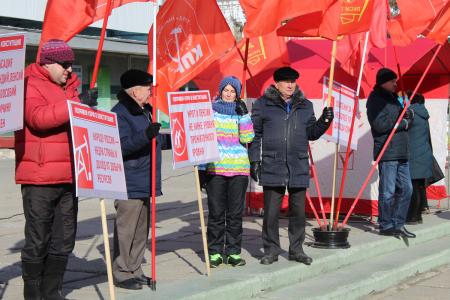 Амурская область. Коммунисты Благовещенска на митинге в честь 23 февраля собирали подписи за поправки КПРФ в Конституцию