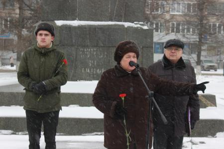 Владимирские коммунисты провели праздничный митинг возле памятника Ленину