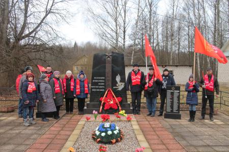 Коммунисты Псковской области почтили память Александра Матросова и провели автопробег по братским захоронениям