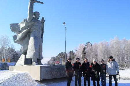 Курганские коммунисты совершили автопробег с возложением цветов к памятникам защитников Отечества