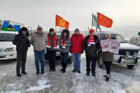 Магаданские коммунисты организовали автопробег к 102–й годовщине рождения Красной Армии