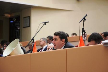 Саратовская область. Депутаты КПРФ развернули в региональном парламенте плакат «Голос народа не задушить!» и включили сирену