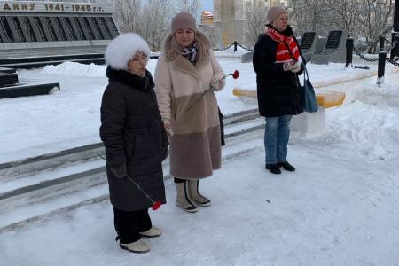 Ямало-Ненецкий автономный округ. В Салехарде прошел пикет в честь Дня Советской Армии и ВМФ