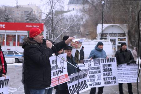 В Саратове прошли праздничная демонстрация и митинг КПРФ