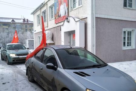 Курганские коммунисты совершили автопробег с возложением цветов к памятникам защитников Отечества