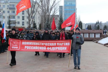 Возложение цветов к Вечному огню в Самаре в день 102-й годовщины Советской Армии и Военно-Морского Флота