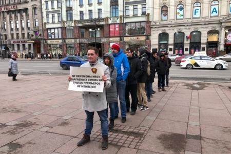 После утверждения нового правительства комсомольцы организовали всероссийскую акцию протеста «Меняй систему, а не министров»