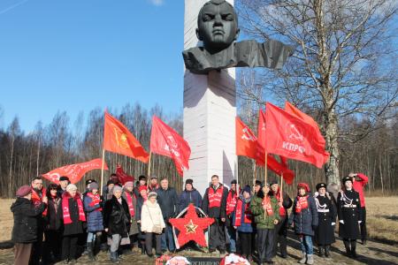 Коммунисты Псковской области почтили память Александра Матросова и провели автопробег по братским захоронениям