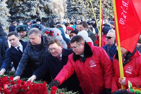 Цветы и венки – к памятникам освободителям Курска  
