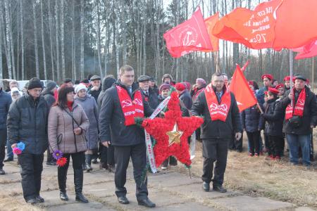 Коммунисты Псковской области почтили память Александра Матросова и провели автопробег по братским захоронениям