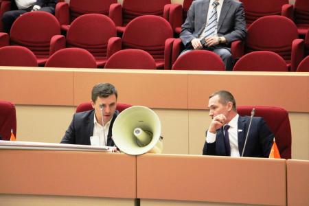 Саратовская область. Депутаты КПРФ развернули в региональном парламенте плакат «Голос народа не задушить!» и включили сирену
