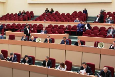 Саратовская область. Депутаты КПРФ развернули в региональном парламенте плакат «Голос народа не задушить!» и включили сирену