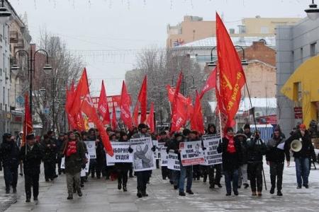В Саратове прошли праздничная демонстрация и митинг КПРФ