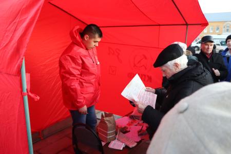В Рязани прошёл митинг в честь Дня Советской Армии и Военно-Морского Флота