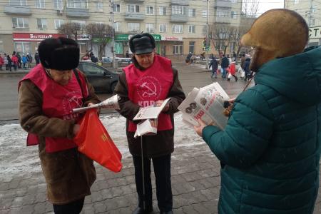 В Красноярске коммунисты отметили 102-ю годовщину создания Рабоче-Крестьянской Красной Армии и Военно-Морского Флота
