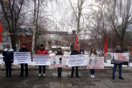 После утверждения нового правительства комсомольцы организовали всероссийскую акцию протеста «Меняй систему, а не министров»