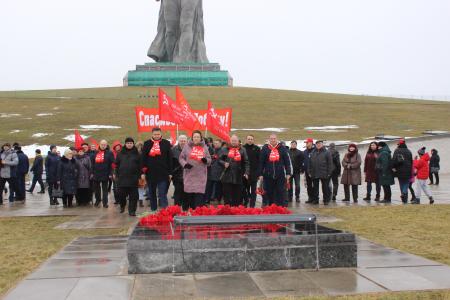 Сталинградские коммунисты возложили цветы на Главной Высоте России в честь 77-й годовщины Победы в Сталинградской битве