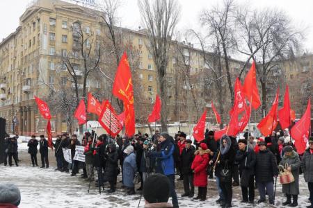 В Саратове прошли праздничная демонстрация и митинг КПРФ