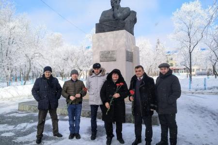 Курганские коммунисты совершили автопробег с возложением цветов к памятникам защитников Отечества