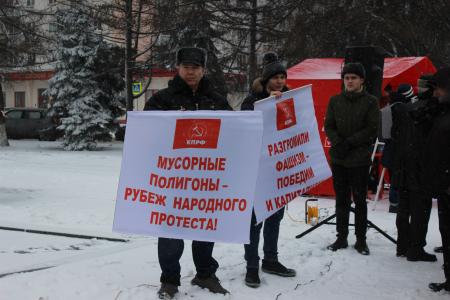 Владимирские коммунисты провели праздничный митинг возле памятника Ленину