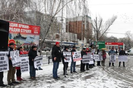 В Саратове прошли праздничная демонстрация и митинг КПРФ