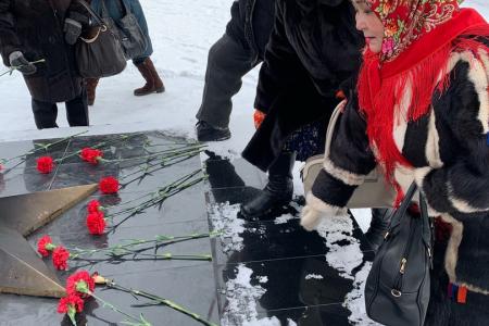 Ямало-Ненецкий автономный округ. В Салехарде прошел пикет в честь Дня Советской Армии и ВМФ