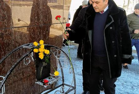 Курганские коммунисты совершили автопробег с возложением цветов к памятникам защитников Отечества